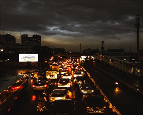 Jalanan kota yang ramai dilihat dari dalam kendaraan
